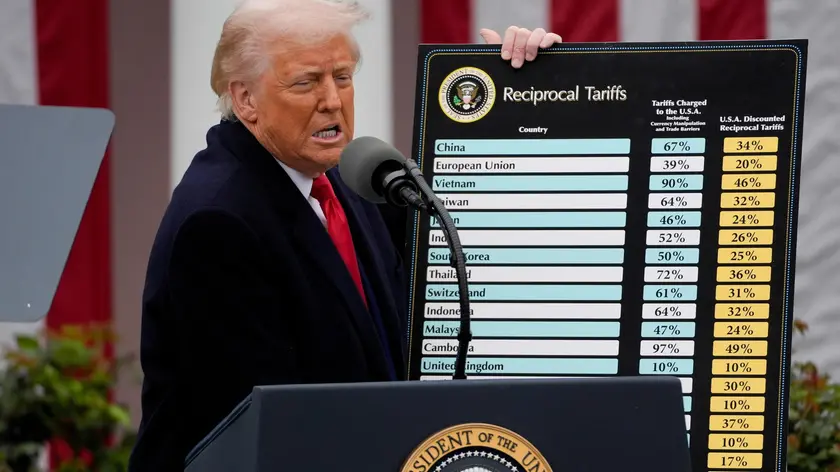 Donald Trump mostra la tabella dei dazi presentandoli ai giornalisti alla Casa Bianca