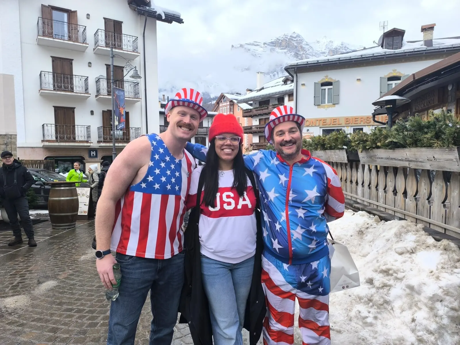 Ci sono i tifosi che si godono la perla delle Dolomiti vestiti da Super Mario, c'è chi prova a cimentarsi nelle specialità olimpiche viste in televisione e poi i sorrisi di atlete ed atleti una volta scesa la tensione della gara