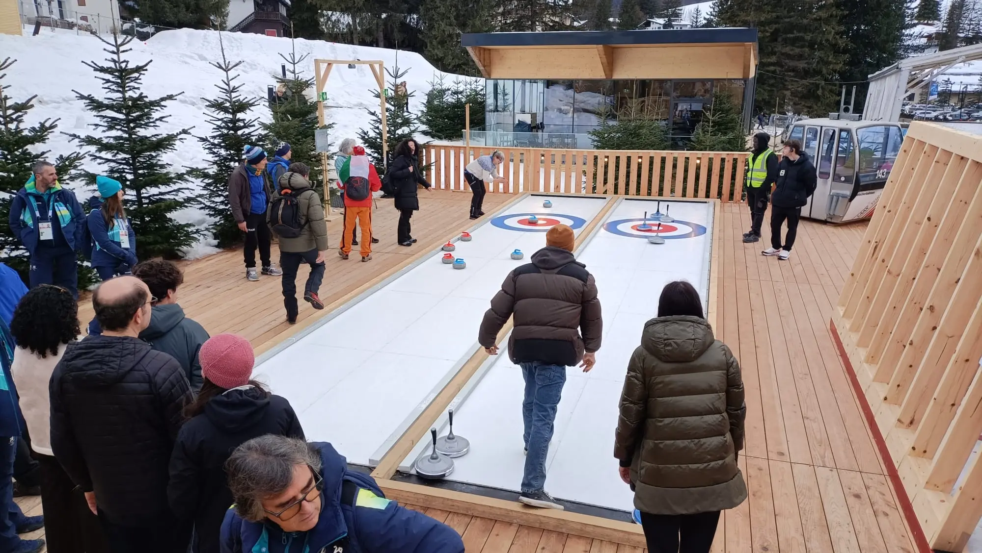 Ci sono i tifosi che si godono la perla delle Dolomiti vestiti da Super Mario, c'è chi prova a cimentarsi nelle specialità olimpiche viste in televisione e poi i sorrisi di atlete ed atleti una volta scesa la tensione della gara