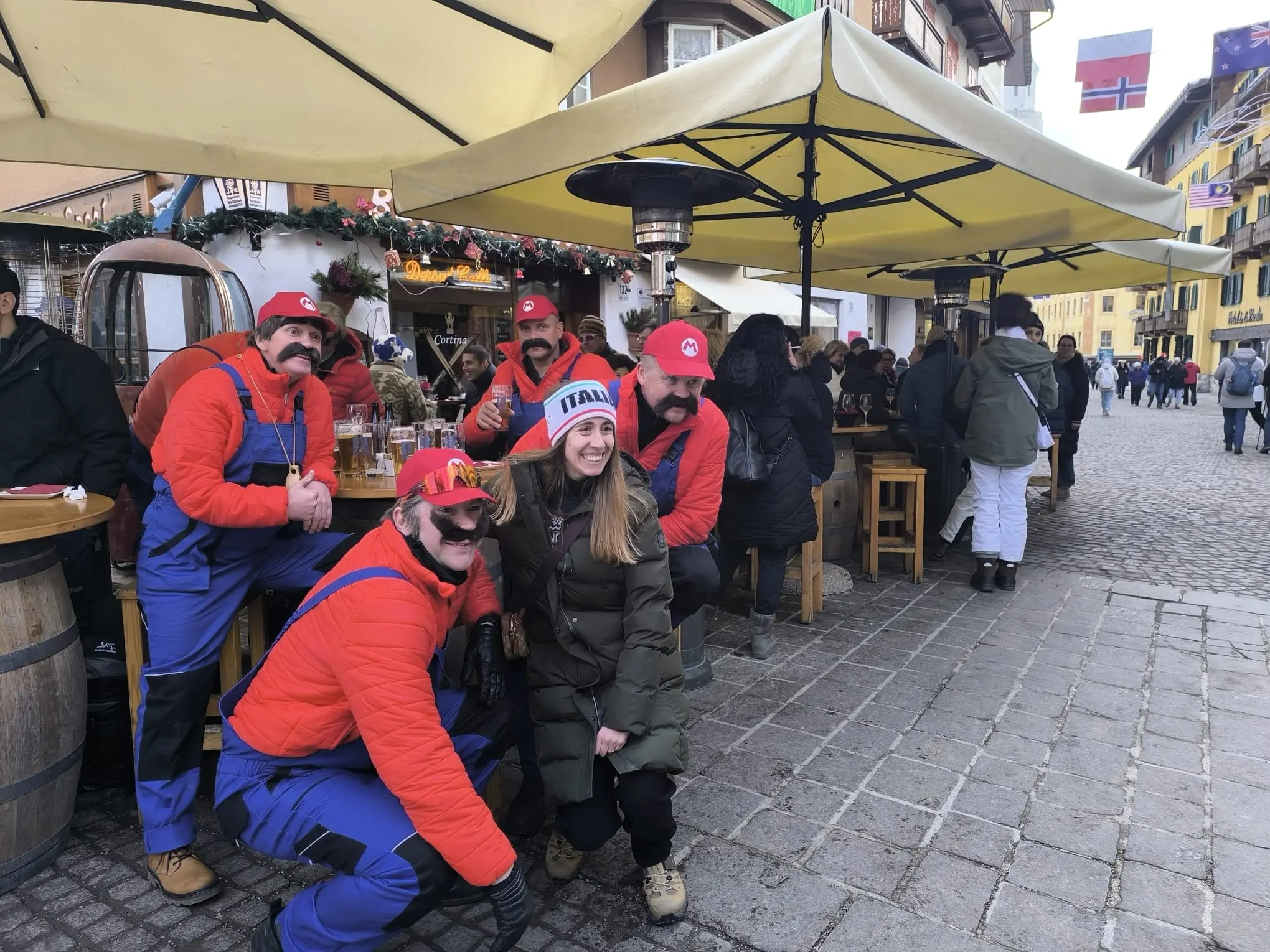 Ci sono i tifosi che si godono la perla delle Dolomiti vestiti da Super Mario, c'è chi prova a cimentarsi nelle specialità olimpiche viste in televisione e poi i sorrisi di atlete ed atleti una volta scesa la tensione della gara