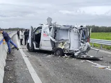 Una foto del furgone portavalori assaltato sulla statale 613 la superstrada che collega Lecce a Brindisi