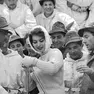 Sofia Loren a Cortina nel 1956 circondata da un gruppo di Alpini