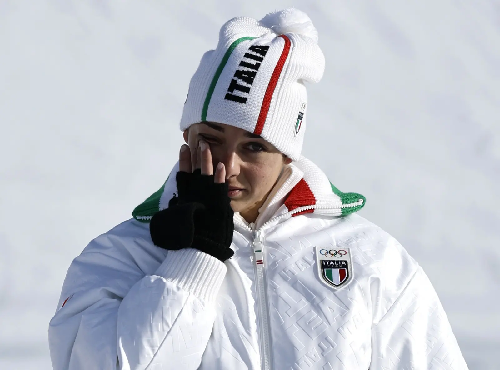 Ci sono i tifosi che si godono la perla delle Dolomiti vestiti da Super Mario, c'è chi prova a cimentarsi nelle specialità olimpiche viste in televisione e poi i sorrisi di atlete ed atleti una volta scesa la tensione della gara