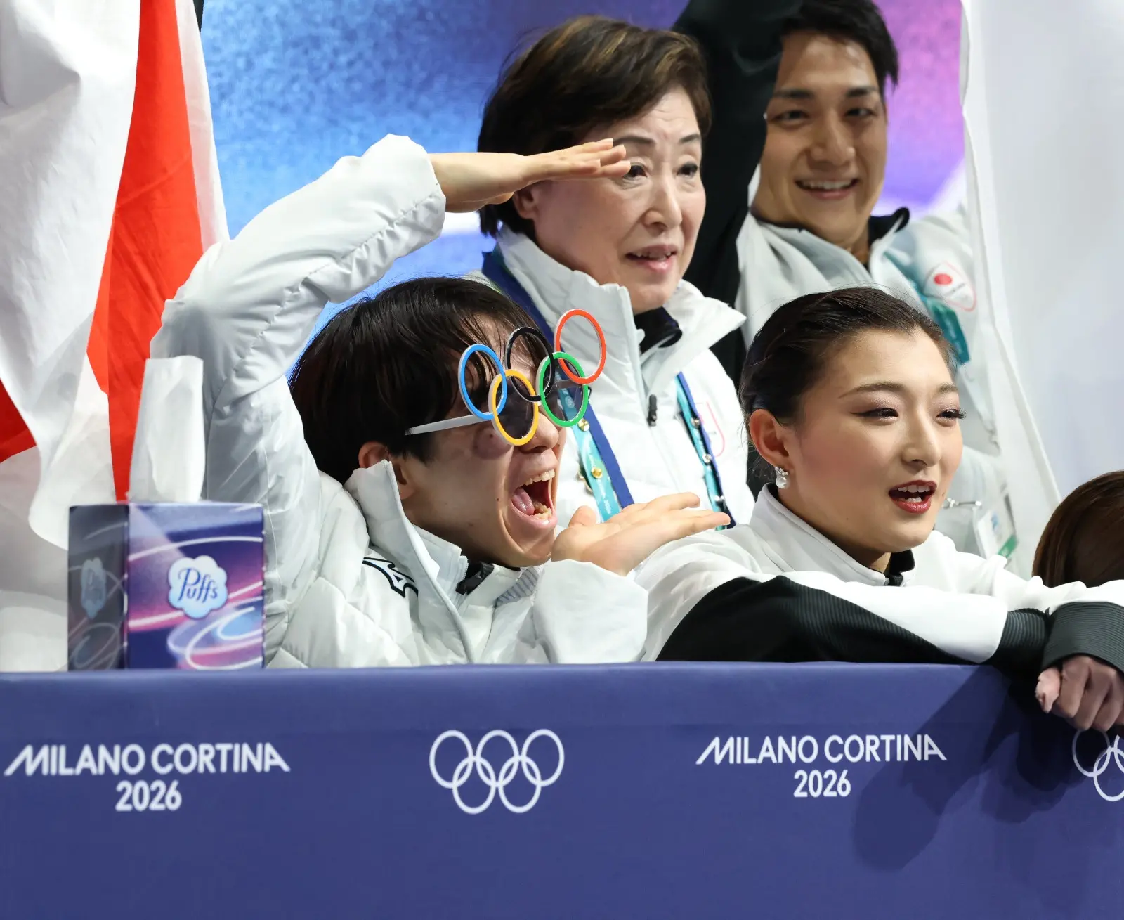 Ci sono i tifosi che si godono la perla delle Dolomiti vestiti da Super Mario, c'è chi prova a cimentarsi nelle specialità olimpiche viste in televisione e poi i sorrisi di atlete ed atleti una volta scesa la tensione della gara