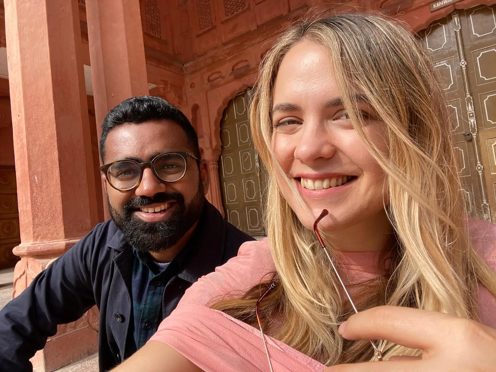 Giulia posa con il marito Shrey