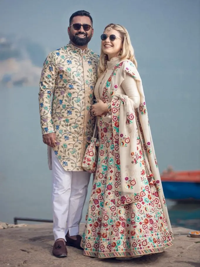 Un'altra foto della coppia in abiti tradizionali indiani