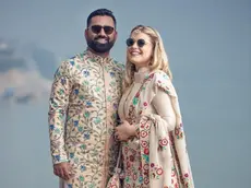 Un'altra foto della coppia in abiti tradizionali indiani