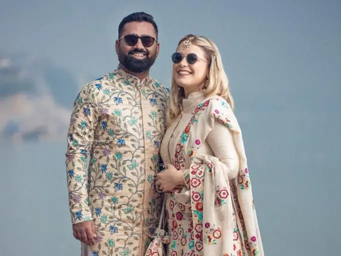Un'altra foto della coppia in abiti tradizionali indiani