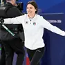 Stefania Constantini festeggia la vittoria contro la Gran Bretagna che le è valsa, insieme al compagno di squadra Amos Mosaner, il bronzo nel curling misto