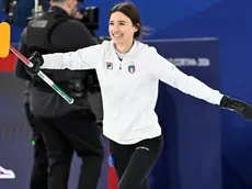 Stefania Constantini festeggia la vittoria contro la Gran Bretagna che le è valsa, insieme al compagno di squadra Amos Mosaner, il bronzo nel curling misto