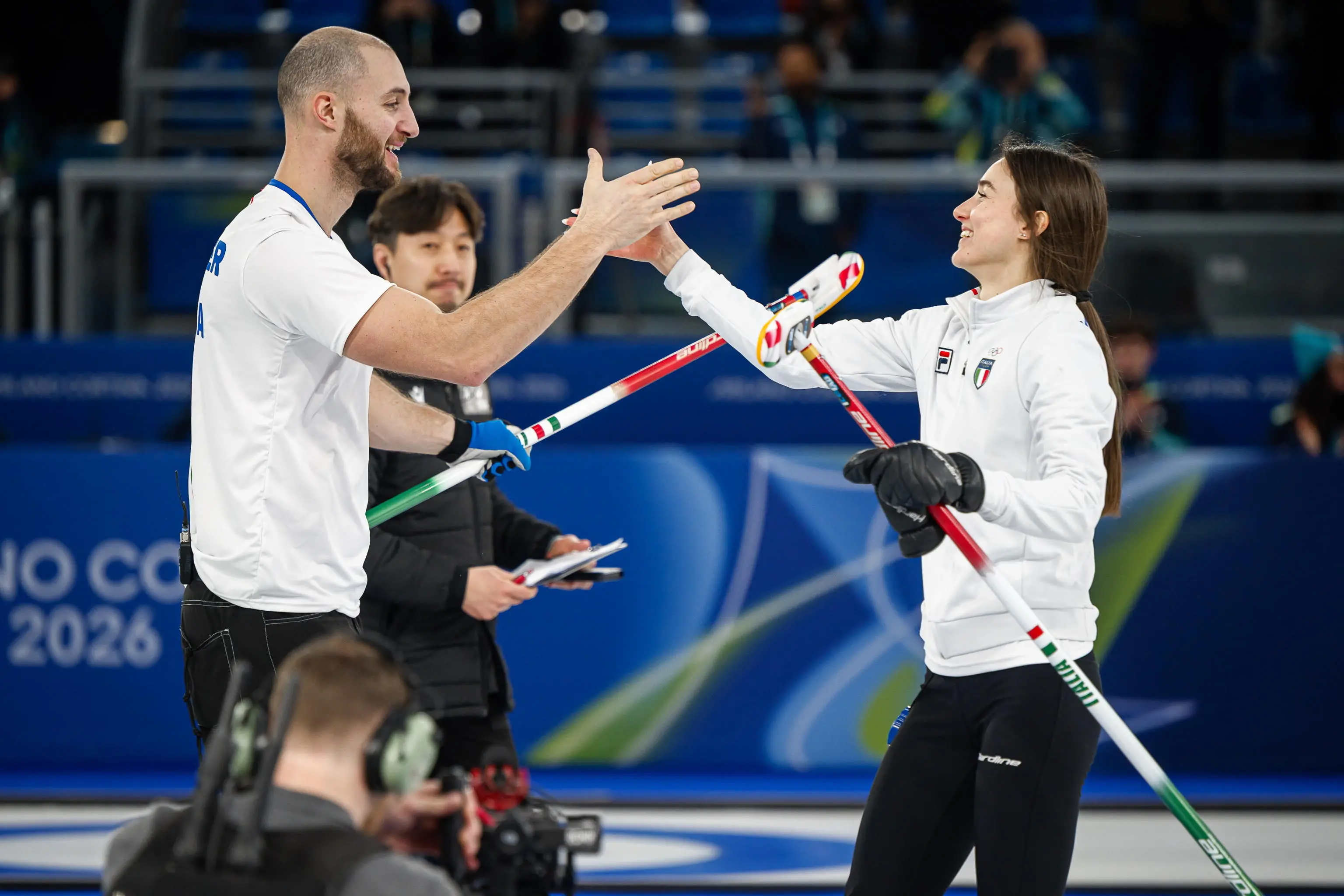 Stefania Constantini festeggia insieme al compagno di squadra Amos Mosaner la vittoria contro la Gran Bretagna che le è valsa il bronzo nel curling misto