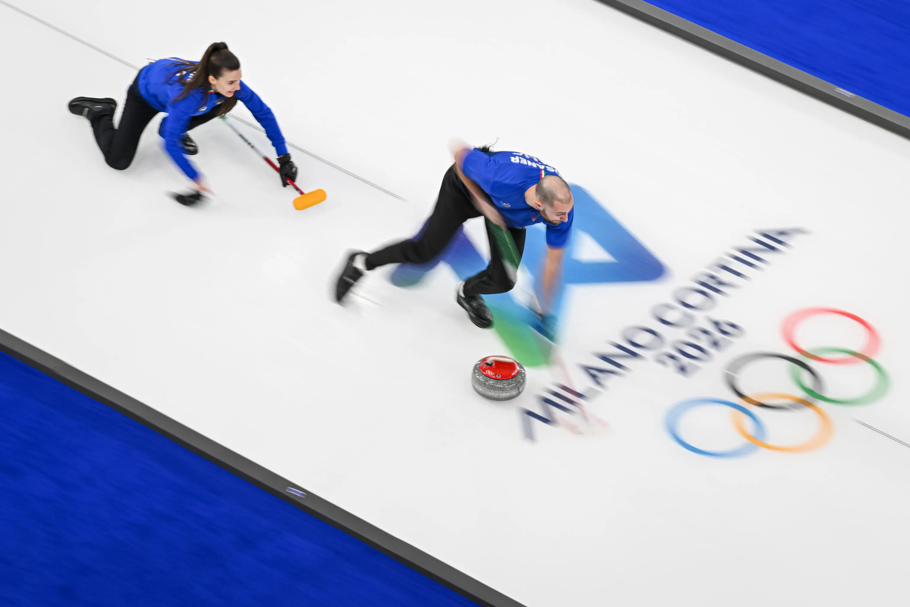 Stefania Constantini e Amos Mosaner sulla pista da curling nella partita contro gli Usa: dopo la sconfitta, gli azzurri hanno battuto la Gran Bretagna e conquistato il bronzo