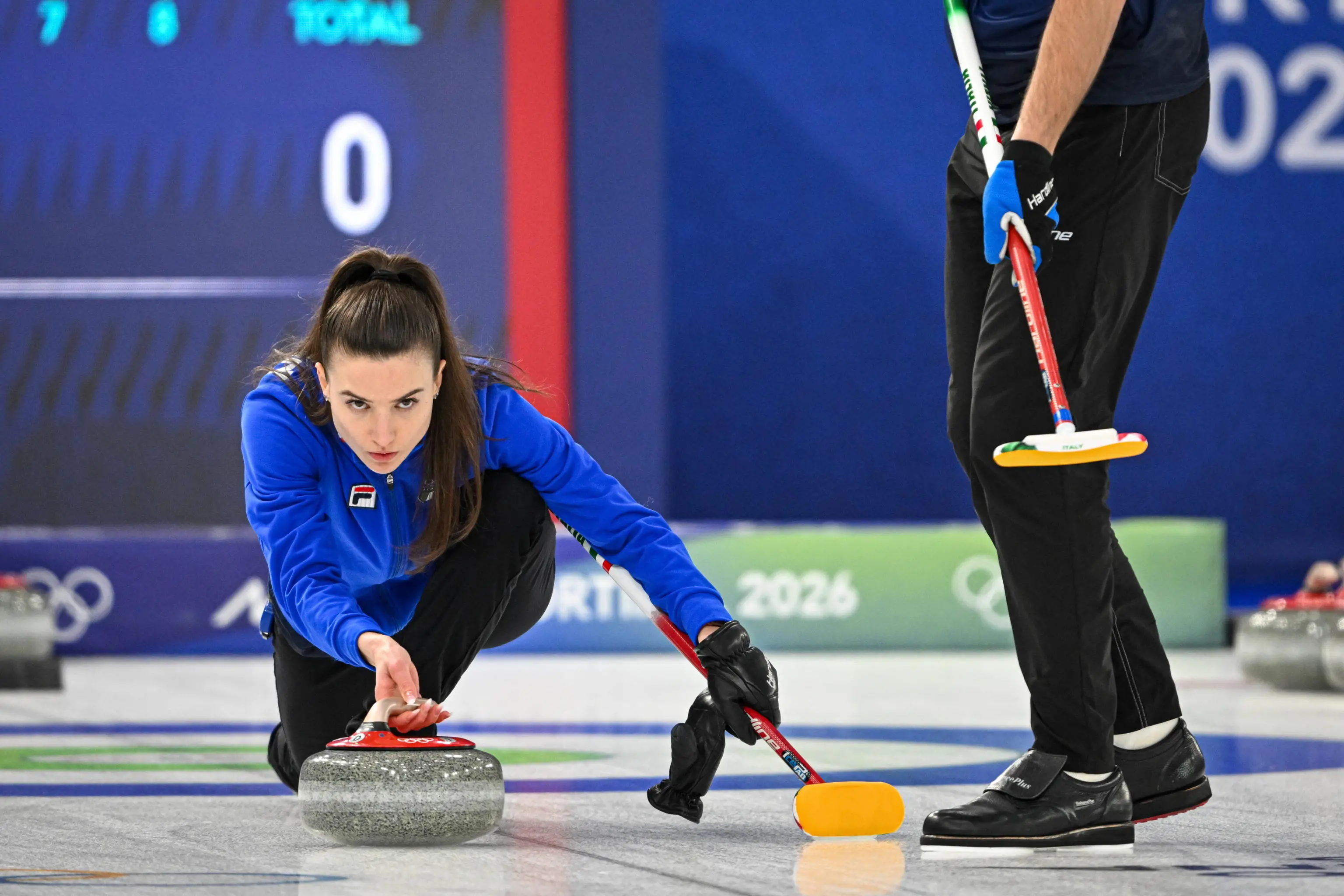 La concentrazione: Stefania Constantini lancia uno stone nella partita contro gli USA