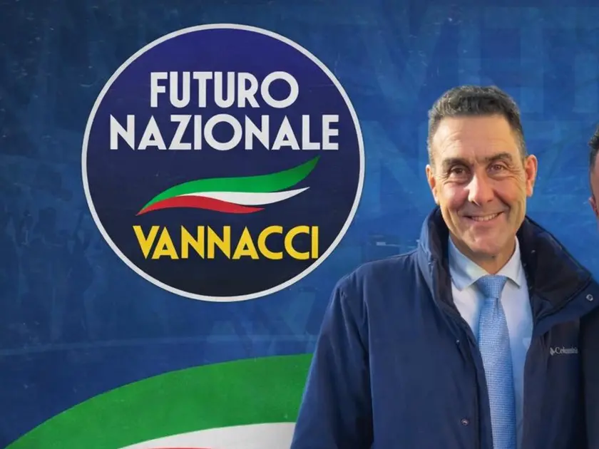 Roberto Vannacci con il simbolo di Futuro Nazionale