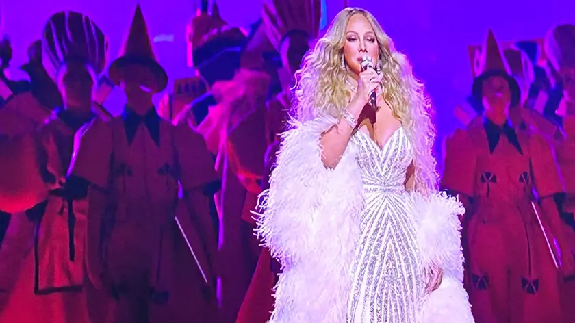 Katy Vettorato è la comparsa vestita da Pinocchio a sinistra di Mariah Carey