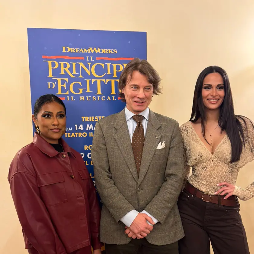 Il presidente del Teatro Stabile Francesco Granbassi insieme alle cantanti Giulia Sol (a sinistra) e Michelle Pereira