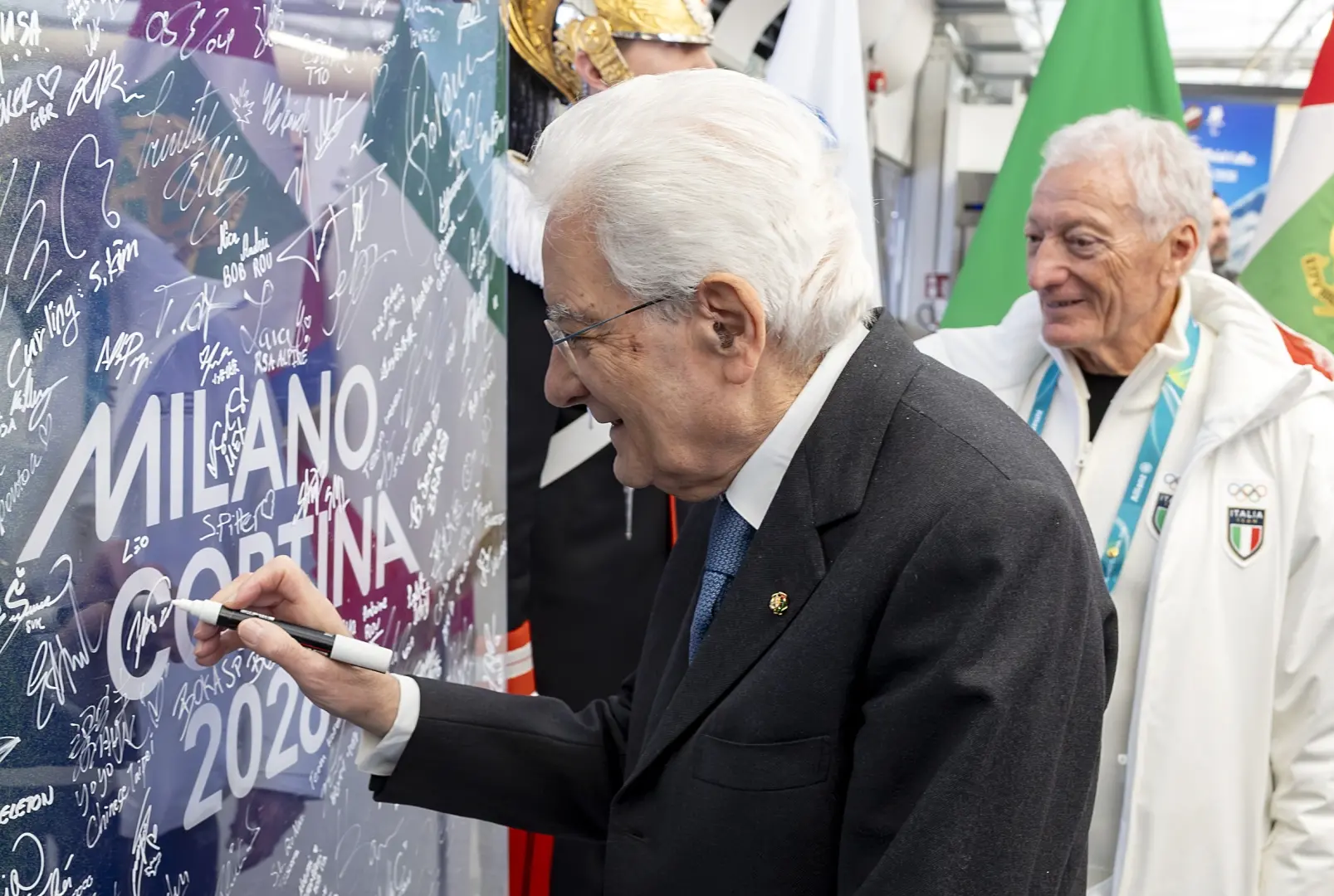 Il presidente della Repubblica Sergio Mattarella firma il murale della Tregua olimpica a Cortina