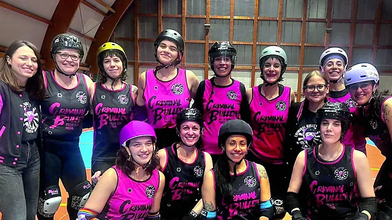 Foto di gruppo per la squadra di roller derby padovana, le Criminal Bullets