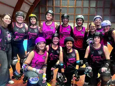 Foto di gruppo per la squadra di roller derby padovana, le Criminal Bullets