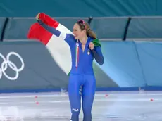 Francesca Lollobrigida festeggia l'oro dei 5 mila metri nel pattinaggio di velocità