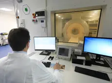 Un tecnico al lavoro per eseguire una risonanza magnetica in una struttura sanitaria