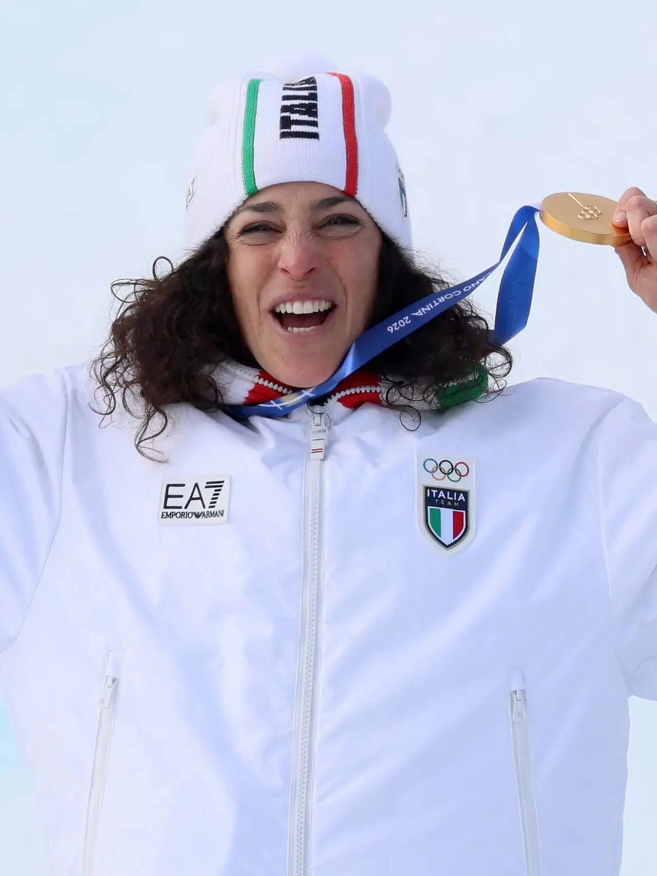 Federica Brignone con l'oro del SuperG olimpico al collo