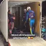 Alcuni atleti vengono trasportati in furgone al punto di partenza della pista da bob di Cortina