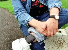 Un braccialetto elettronico installato sulla caviglia