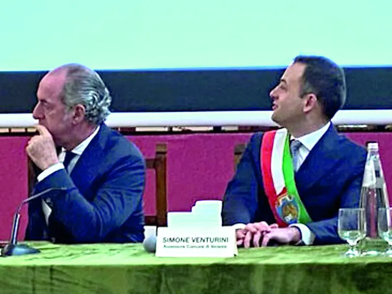 Il presidente del Consiglio regionale Luca Zaia e l’assessore veneziano Simone Venturini durante un convegno