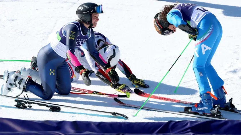 L'inchino delle avversarie dopo la vittoria di Federica Brignone