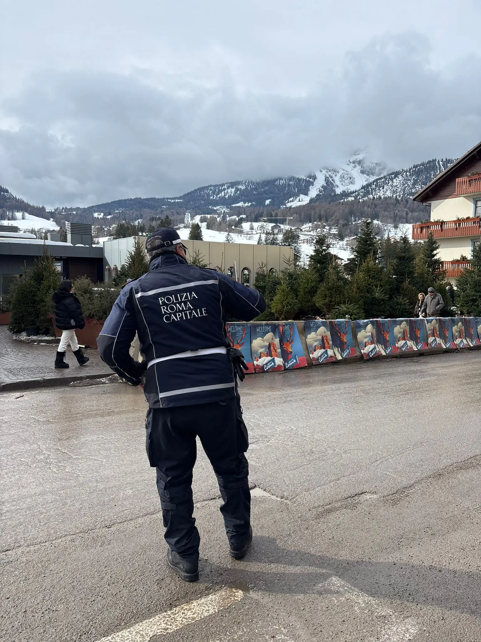 Un agente della Polizia locale di Roma capitale mentre dirige il traffico in centro a Cortina