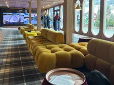 I divanetti all'ingresso della Casa Italia di Cortina