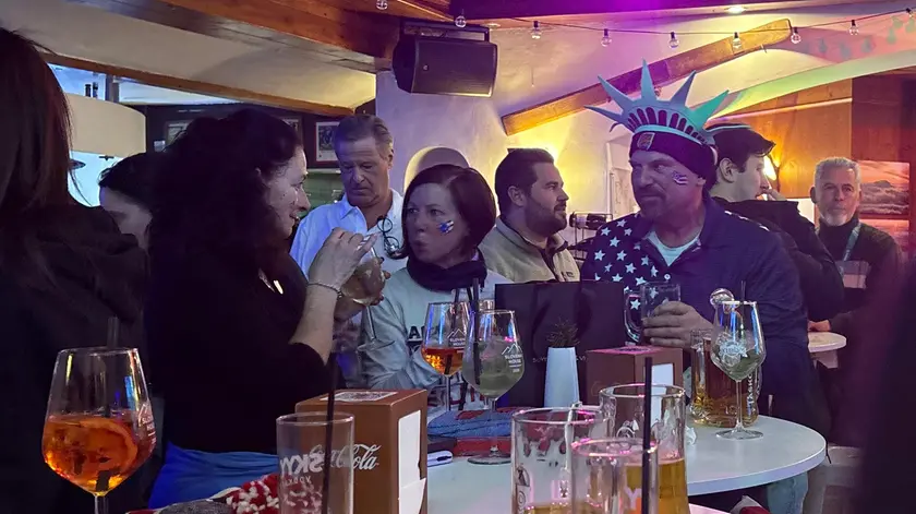 Alcuni tifosi statunitensi in festa negli spazi di Casa Slovenia