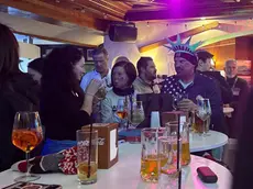 Alcuni tifosi statunitensi in festa negli spazi di Casa Slovenia