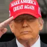 Trump con il cappellino "Make America Great Again", spesso abbreviato con la sigla MAGA