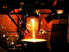 Un processo di colata in una siderurgia