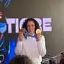 La sciatrice Federica Brignone stringe le due medaglie d'oro vinte a Milano Cortina 2026