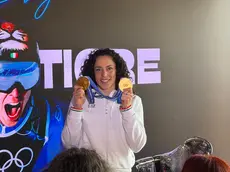 La sciatrice Federica Brignone stringe le due medaglie d'oro vinte a Milano Cortina 2026