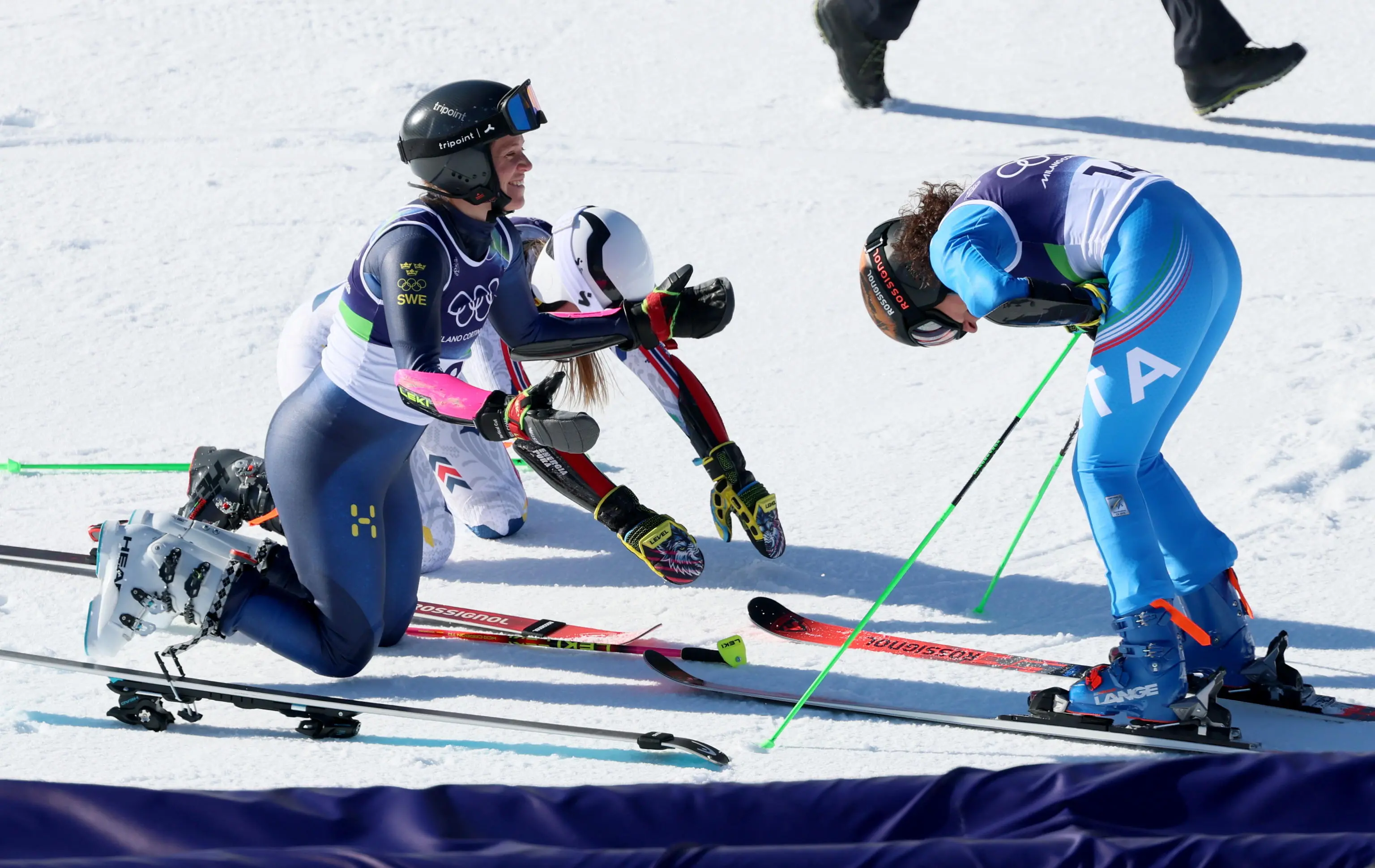 Da Mattarella sul tram alla fuga dalla pista Lie McGrath dopo la caduta, ecco la (nostra) fotogallery con i momenti più iconici da Milano a Cortina di un'Olimpiade destinata a entrare nella storia dei Giochi invernali. E non solo per lo sport.