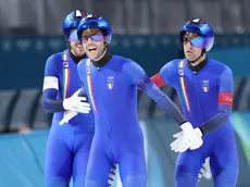 Davide Ghiotto (fascia bianca) festeggia con i compagni di squadra: Andrea Giovannini (rossa) e Michele Malfatti (blu) dopo la vittoria contro gli Stati Uniti