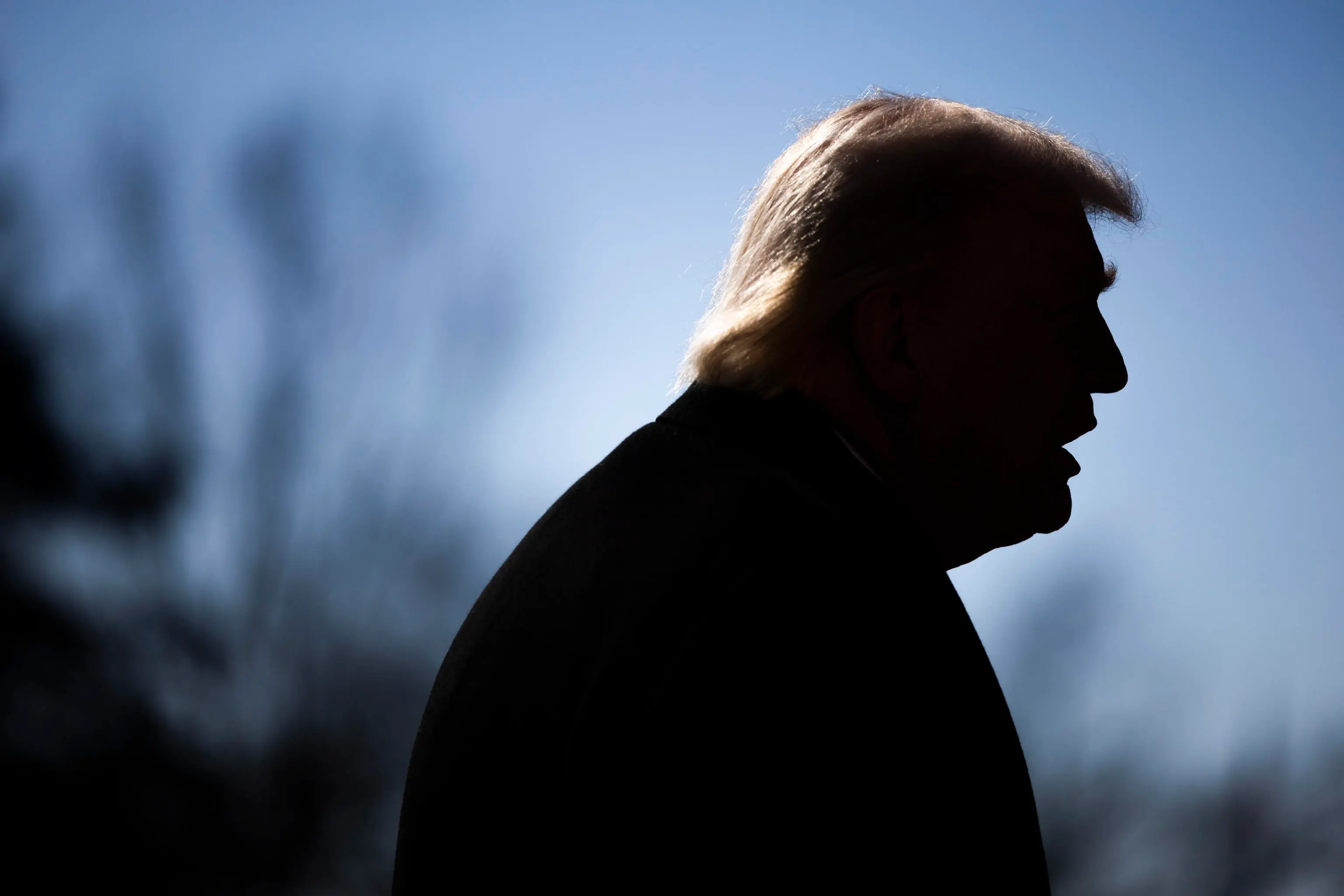 Donald Trump alla Casa Bianca il 13 febbraio di quest'anno: ha promesso che se il team di hockey maschile americano dovesse arrivare in finale, viaggerà a Milano per guardare la partita di persona. Foto: Jim Lo Scalzo/EPA via ANSA
