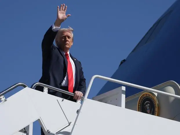 Il presidente americano Donald Trump si imbarca sull'Air Force One: ha promesso di scaldare i motori qualora il team maschile di hockey dovesse andare in finale a Milano il 22 febbraio Foto: Alex Wong/AFP/ANSA