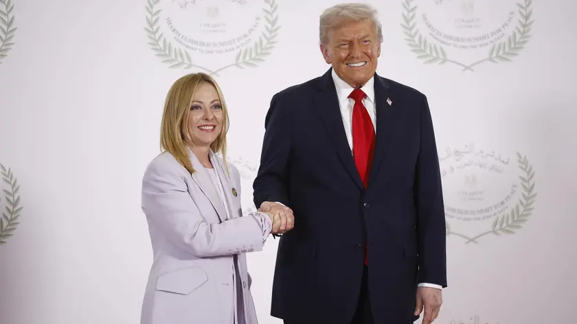 Giorgia Meloni assieme a Donald Trump durante la cerimonia del Gaza Peace Summit (foto Epa)