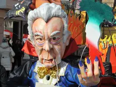 Quando al Carnevale vinceva la satira: qui Berlusconi e Mario Monti protagonisti in una sfilata di Viareggio