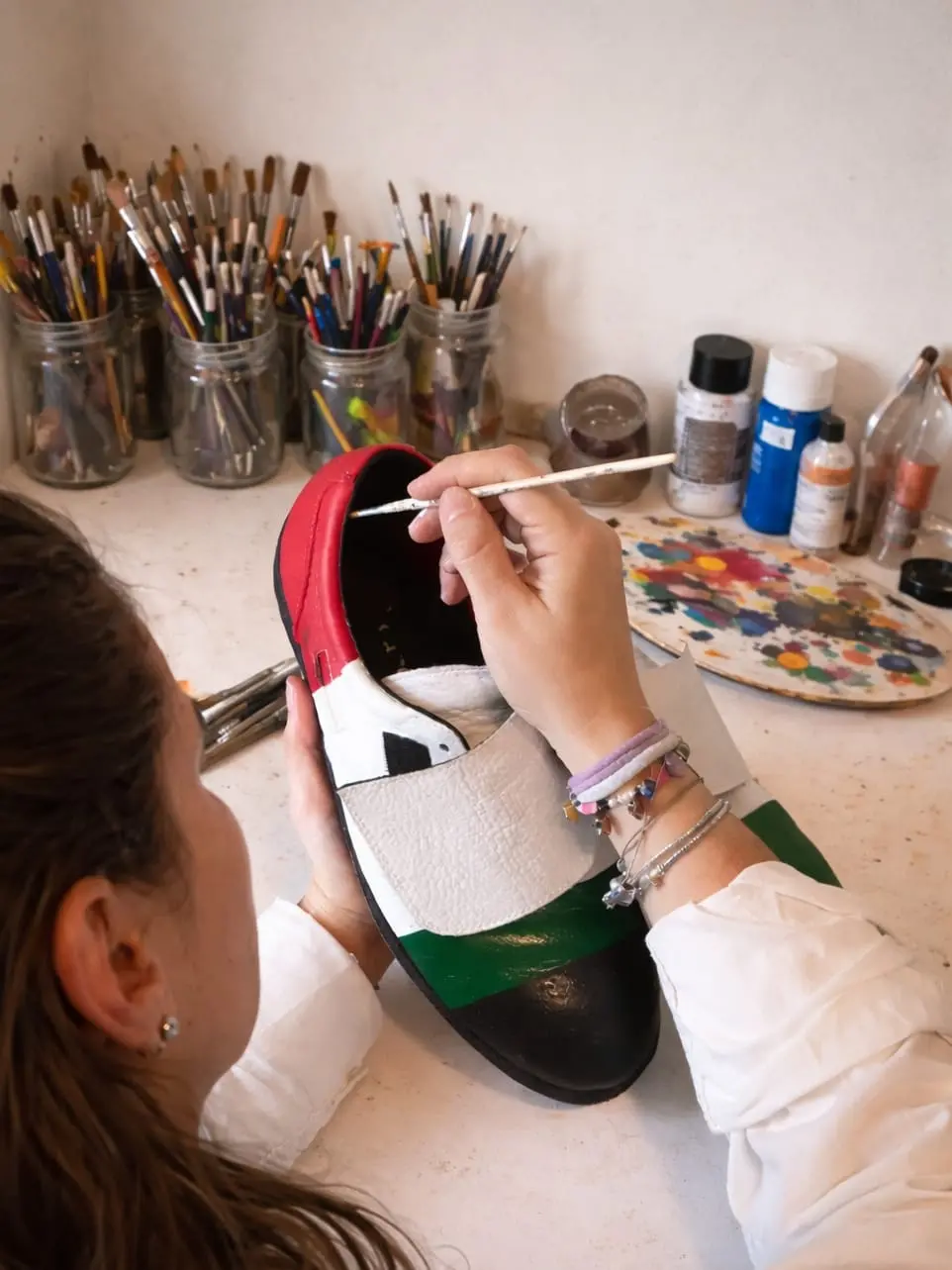 Le scarpe realizzate appositamente per l'atleta della nazionale di curling Mattia Giovanella: a personalizzarle è stata la trevigiana Federica Dal Paos