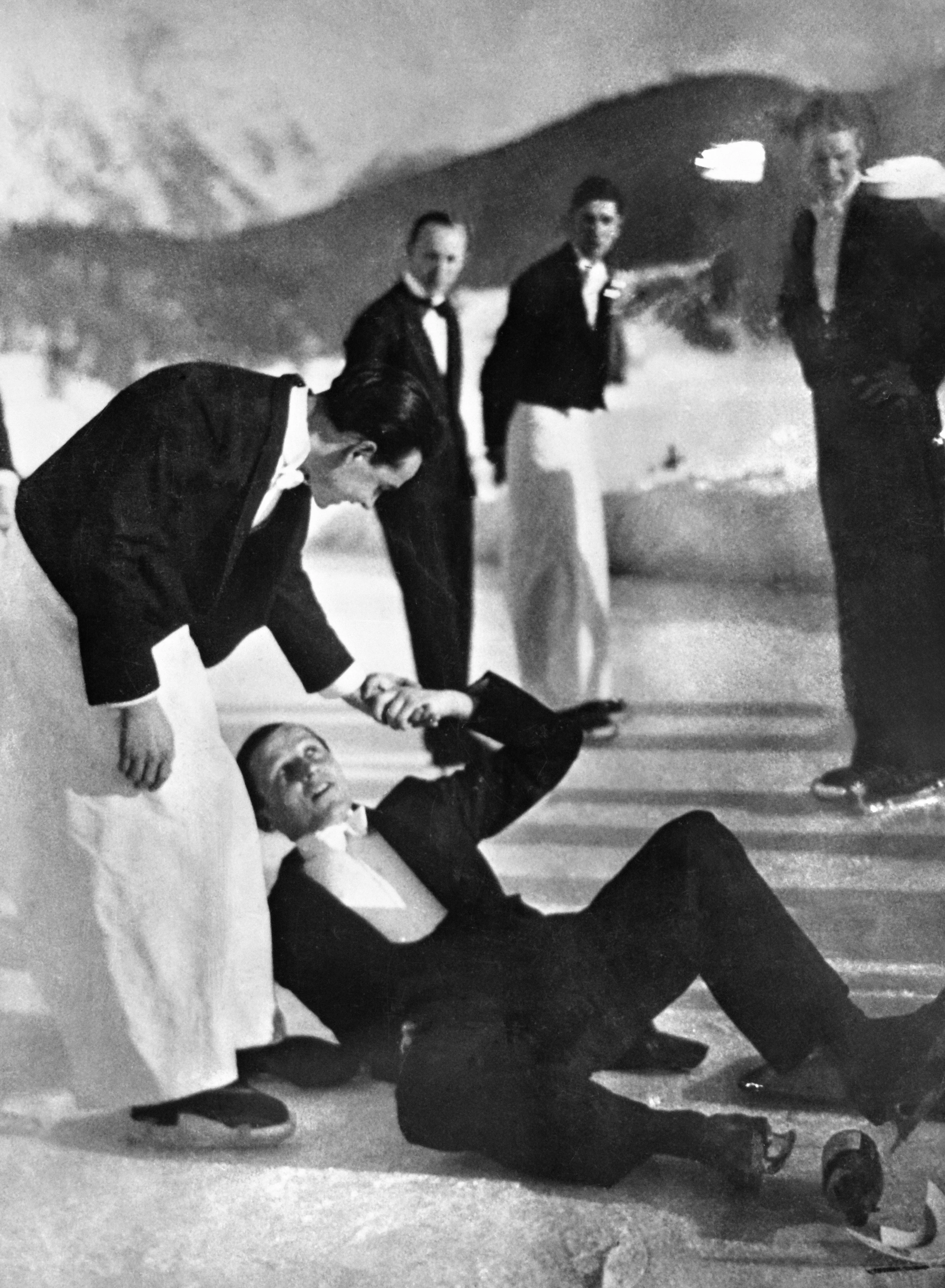 Cameriere della scuola alberghiera con i pattini cade sul ghiaccio del Grand Hotel. St. Moritz, Svizzera. Immagine di Alfred Eisenstaedt © 1932. The Picture Collection LLC.