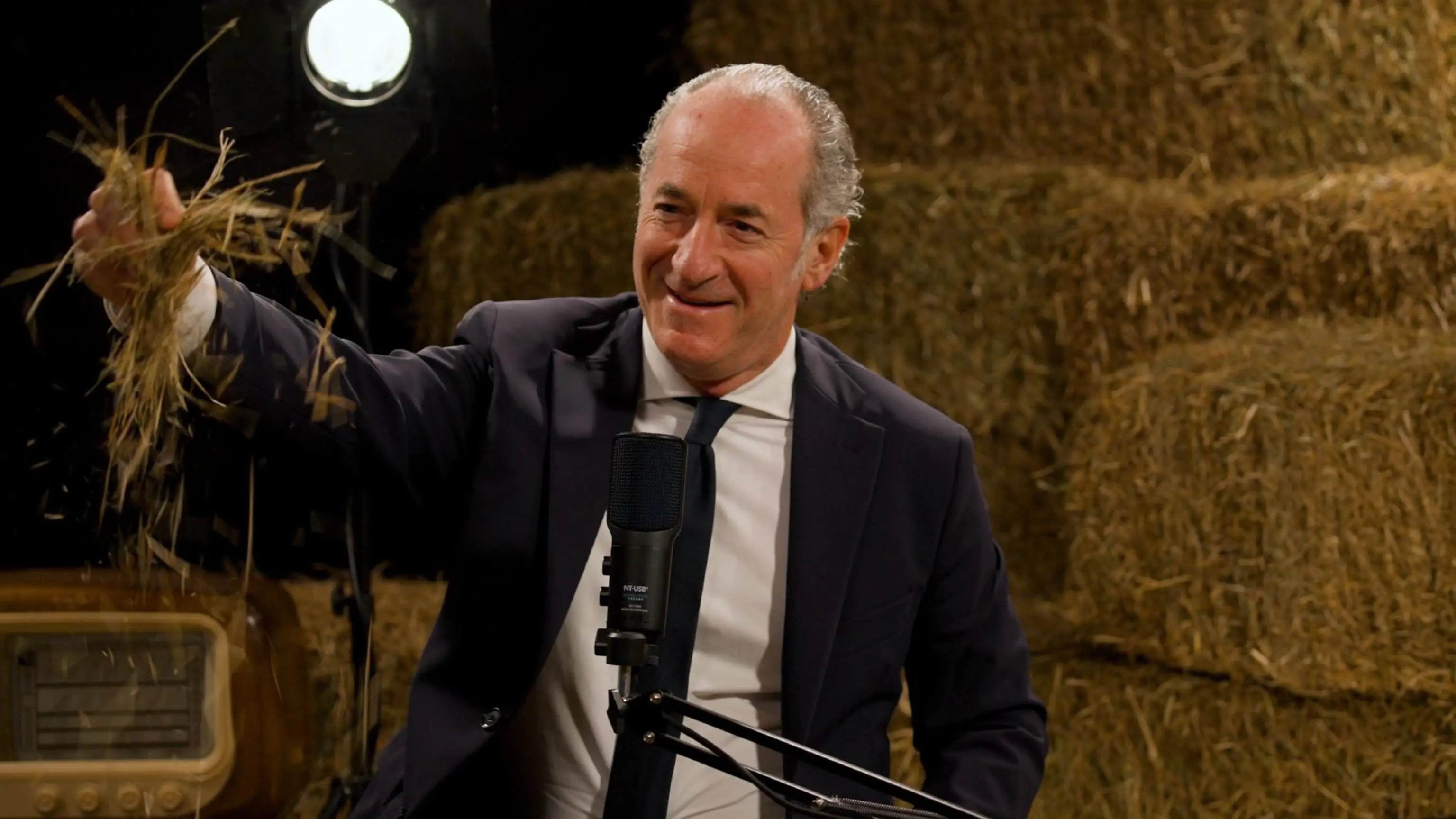 Luca Zaia, ex governatore, è ora a capo del Consiglio regionale del Veneto. Qui presenta la prima puntata del suo videopodcast "Il fienile", 4 febbraio 2026 (Foto: Ufficio stampa Consiglio regionale del Veneto)