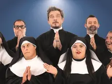 Paolo Ruffini e gli attori della compagnia Mayor Von Frinzius