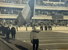 Giuseppe Jelen guida la delegazione del Belgio con la bandiera in mano