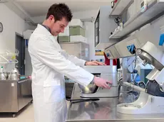 Un ricercatore di Area Science Park impegnato in laboratorio